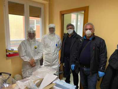 Il risultato? Ben 50 pezzi arrivati gratuitamente nel nosocomio di Bisceglie, utili per proteggersi dal contagio. Strumenti che coprono l'intero viso e schermano occhi e bocca dal possibile contatto col virus, aumentando di parecchio la sicurezza che forniscono le tradizionali mascherine